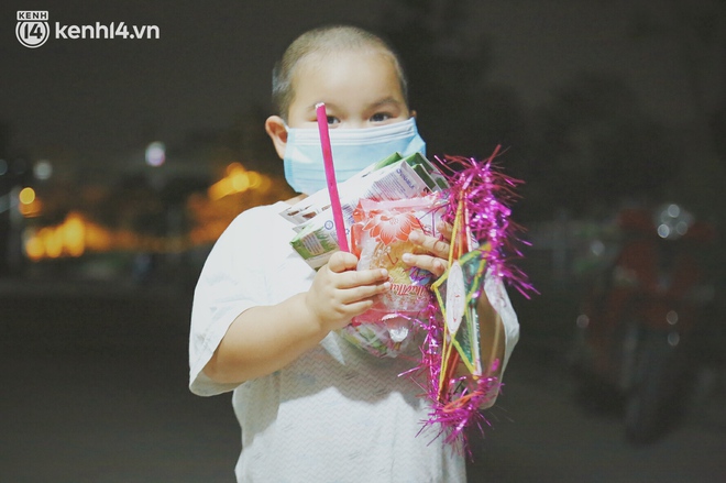 Trung thu buồn của trẻ em xóm trọ nghèo giữa đại dịch Covid-19: "Bà ơi, ba mẹ con đâu rồi..." - Ảnh 12.