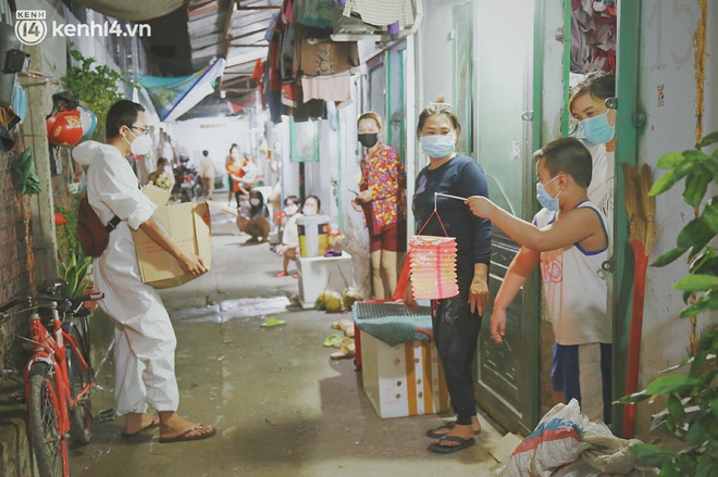 Trung thu buồn của trẻ em xóm trọ nghèo giữa đại dịch Covid-19: "Bà ơi, ba mẹ con đâu rồi..." - Ảnh 10.