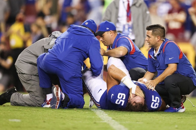 Cầu thủ bóng bầu dục Mỹ gây ớn lạnh với khoảnh khắc gãy gập chân, nét mặt sau chấn thương khiến tất cả kinh ngạc - Ảnh 8.