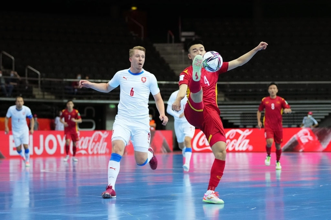 Quả cảm cầm hòa đội bóng hàng đầu thế giới, tuyển futsal Việt Nam hiên ngang vào vòng 1/8 World Cup 2021 - Ảnh 10.