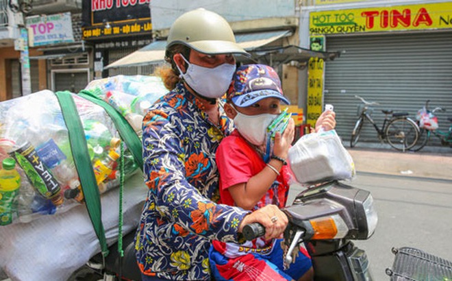 Dân phản ánh dấu hiệu bất thường trong chi tiền hỗ trợ, Bí thư Quận ủy quận 8: Chúng tôi khẳng định không có trục lợi - Ảnh 1.