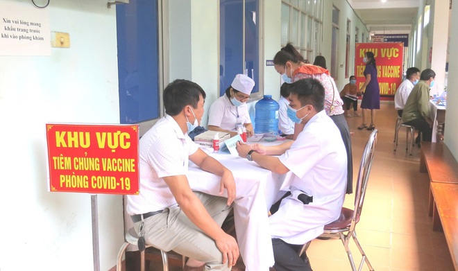 CDC Quảng Bình nói gì về nữ giáo viên tiêm 2 mũi vắc xin Covid-19 cùng lúc, muốn tiêm 4 mũi liên tục? - Ảnh 2.