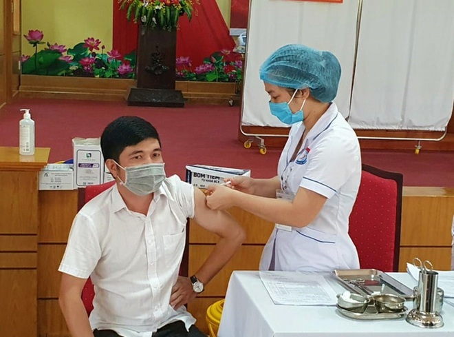 CDC Quảng Bình nói gì về nữ giáo viên tiêm 2 mũi vắc xin Covid-19 cùng lúc, muốn tiêm 4 mũi liên tục? - Ảnh 3.