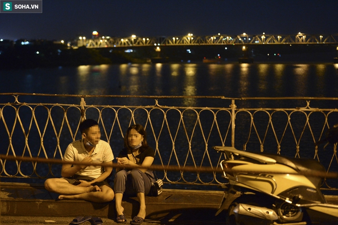 Hà Nội: Nam thanh nữ tú thản nhiên lên cầu Long Biên tâm sự, chụp ảnh, hóng mát bất chấp giãn cách xã hội - Ảnh 7.
