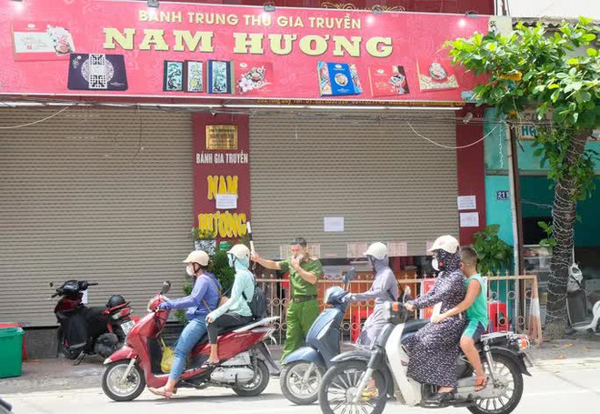 Dân đổ xô mua bánh Trung thu, công an phải phong tỏa tiệm bánh - Ảnh 10.