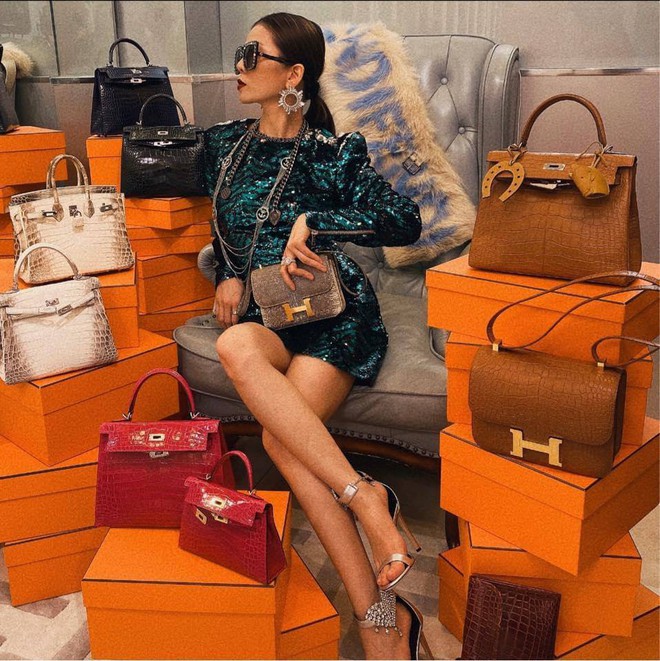 Lệ Quyên 1 mình ngồi giữa 10 chiếc túi Hermès, bộ đôi cá sấu bạch tạng siêu hiếm giá chục tỷ chiếm spotlight - Ảnh 2.