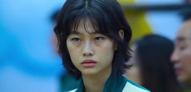 Thấy ai quen quen trong series cực hot Squid Game, h&oacute;a ra l&agrave; bạn th&acirc;n Jennie - &Aacute; qu&acirc;n Next Top Model! - Ảnh 3.