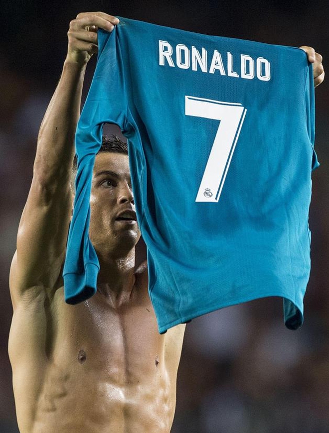 Ronaldo cởi trần giơ áo ăn mừng giống Messi và cái kết khiến fan MU vui mừng - Ảnh 3.