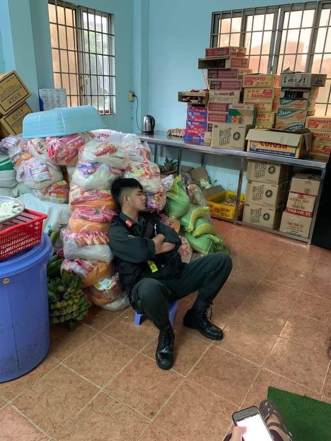Mẹ bồng bế con bị sốt đi khám bệnh, may mắn được lực lượng công an tại chốt kiểm dịch hỗ trợ kịp thời - Ảnh 2. Mẹ bồng bế con bị sốt đi khám bệnh, may mắn được lực lượng công an tại chốt kiểm dịch hỗ trợ kịp thời - Ảnh 2.