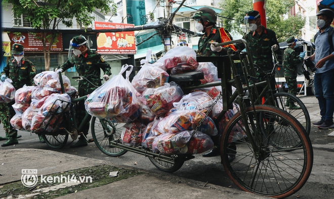 Ảnh: Quân đội dùng xe đạp thồ hàng trăm kg gạo và thực phẩm đến người dân trong hẻm nhỏ Sài Gòn - Ảnh 9.