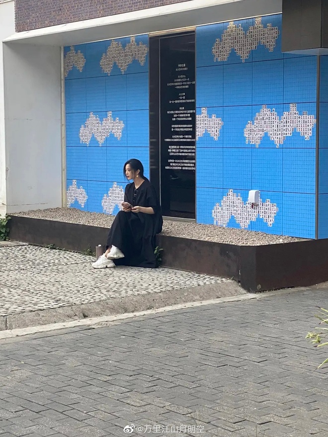 Bức ảnh ngồi lề đường của Phạm Băng Băng gây bão mạng: Visual như tượng tạc, làn da trắng bật tông gây choáng - Ảnh 2.