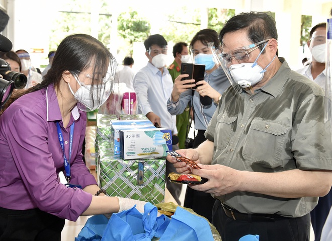 Hình ảnh đẫm mồ hôi của Thủ tướng trong các chuyến vi hành rất đặc biệt vào tâm dịch Covid-19 - Ảnh 2.