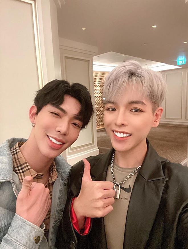 Đức Ph&uacute;c l&acirc;u kh&ocirc;ng đi diễn gặp ngay sự cố khớp s&acirc;n khấu: Ch&agrave;o kh&aacute;n giả đi về d&ugrave; c&ograve;n 1 b&agrave;i chưa h&aacute;t! - Ảnh 6.