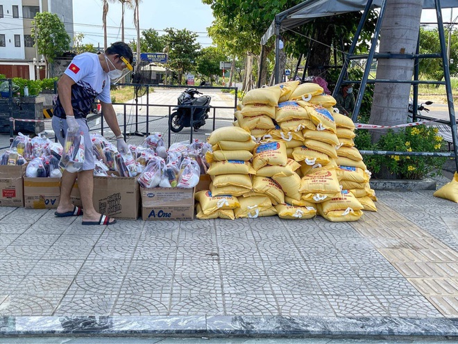 Khoảnh khắc chàng thanh niên nằm thiếp đi giữa đống rau củ chất cao xung quanh khiến tất cả xúc động - Ảnh 3.