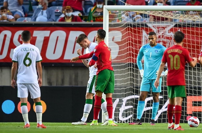 Sốc: Sau khi bị Ronaldo tát, cầu thủ CH Ireland bẻ ngược cổ chân đầy rùng rợn vì phạm lỗi thô bạo với đối thủ - Ảnh 6.