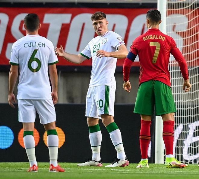 Sốc: Sau khi bị Ronaldo tát, cầu thủ CH Ireland bẻ ngược cổ chân đầy rùng rợn vì phạm lỗi thô bạo với đối thủ - Ảnh 7.