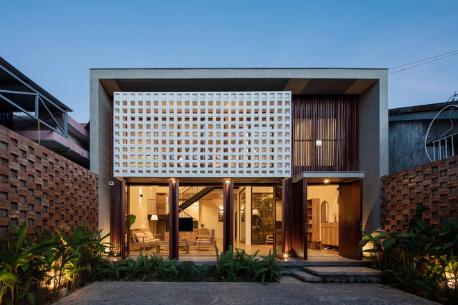 Nhà 320m2 ở Tây Nguyên với vibe thư thái an yên quá đỗi, mê nhất là khu giếng trời đẹp như resort - Ảnh 1. Nhà 320m2 ở Tây Nguyên với vibe thư thái an yên quá đỗi, mê nhất là khu giếng trời đẹp như resort - Ảnh 1.