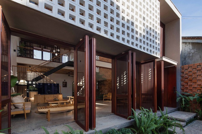 Nhà 320m2 ở Tây Nguyên với vibe thư thái an yên quá đỗi, mê nhất là khu giếng trời đẹp như resort - Ảnh 3. Nhà 320m2 ở Tây Nguyên với vibe thư thái an yên quá đỗi, mê nhất là khu giếng trời đẹp như resort - Ảnh 3.
