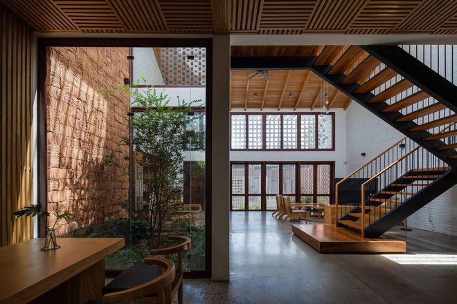 Nhà 320m2 ở Tây Nguyên với vibe thư thái an yên quá đỗi, mê nhất là khu giếng trời đẹp như resort - Ảnh 5. Nhà 320m2 ở Tây Nguyên với vibe thư thái an yên quá đỗi, mê nhất là khu giếng trời đẹp như resort - Ảnh 5.