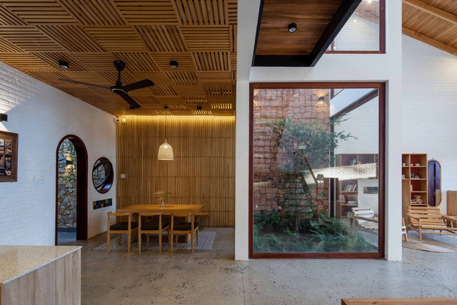 Nhà 320m2 ở Tây Nguyên với vibe thư thái an yên quá đỗi, mê nhất là khu giếng trời đẹp như resort - Ảnh 9. Nhà 320m2 ở Tây Nguyên với vibe thư thái an yên quá đỗi, mê nhất là khu giếng trời đẹp như resort - Ảnh 9.