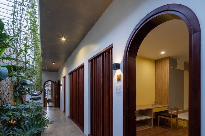 Nhà 320m2 ở Tây Nguyên với vibe thư thái an yên quá đỗi, mê nhất là khu giếng trời đẹp như resort - Ảnh 13. Nhà 320m2 ở Tây Nguyên với vibe thư thái an yên quá đỗi, mê nhất là khu giếng trời đẹp như resort - Ảnh 13.