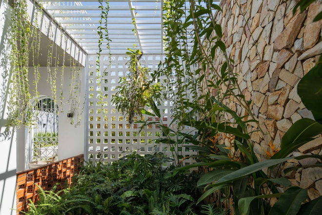 Nhà 320m2 ở Tây Nguyên với vibe thư thái an yên quá đỗi, mê nhất là khu giếng trời đẹp như resort - Ảnh 17. Nhà 320m2 ở Tây Nguyên với vibe thư thái an yên quá đỗi, mê nhất là khu giếng trời đẹp như resort - Ảnh 17.