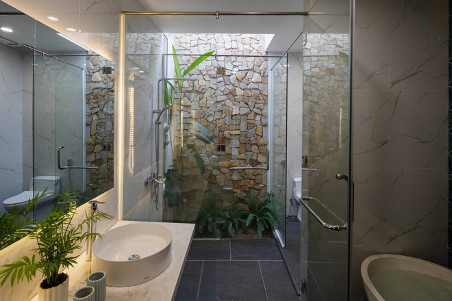 Nhà 320m2 ở Tây Nguyên với vibe thư thái an yên quá đỗi, mê nhất là khu giếng trời đẹp như resort - Ảnh 24. Nhà 320m2 ở Tây Nguyên với vibe thư thái an yên quá đỗi, mê nhất là khu giếng trời đẹp như resort - Ảnh 24.