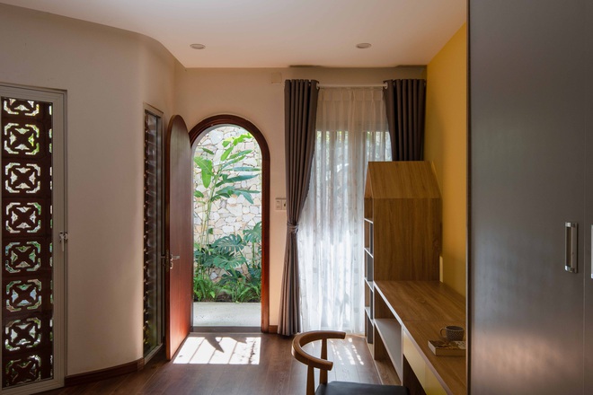 Nhà 320m2 ở Tây Nguyên với vibe thư thái an yên quá đỗi, mê nhất là khu giếng trời đẹp như resort - Ảnh 20. Nhà 320m2 ở Tây Nguyên với vibe thư thái an yên quá đỗi, mê nhất là khu giếng trời đẹp như resort - Ảnh 20.