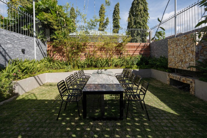 Nhà 320m2 ở Tây Nguyên với vibe thư thái an yên quá đỗi, mê nhất là khu giếng trời đẹp như resort - Ảnh 25. Nhà 320m2 ở Tây Nguyên với vibe thư thái an yên quá đỗi, mê nhất là khu giếng trời đẹp như resort - Ảnh 25.