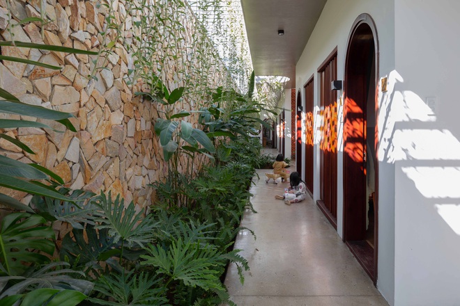 Nhà 320m2 ở Tây Nguyên với vibe thư thái an yên quá đỗi, mê nhất là khu giếng trời đẹp như resort - Ảnh 15. Nhà 320m2 ở Tây Nguyên với vibe thư thái an yên quá đỗi, mê nhất là khu giếng trời đẹp như resort - Ảnh 15.