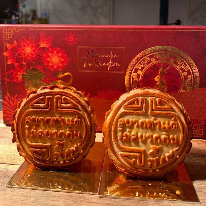 Chiếc bánh Trung thu sặc mùi tiền, đỉnh nhất năm 2021: Nhân bánh toàn nguyên liệu xịn của giới nhà giàu, nhìn xong ai cũng trầm trồ - Ảnh 3. Chiếc bánh Trung thu sặc mùi tiền, đỉnh nhất năm 2021: Nhân bánh toàn nguyên liệu xịn của giới nhà giàu, nhìn xong ai cũng trầm trồ - Ảnh 3.