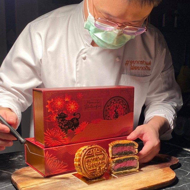 Chiếc bánh Trung thu sặc mùi tiền, đỉnh nhất năm 2021: Nhân bánh toàn nguyên liệu xịn của giới nhà giàu, nhìn xong ai cũng trầm trồ - Ảnh 1. Chiếc bánh Trung thu sặc mùi tiền, đỉnh nhất năm 2021: Nhân bánh toàn nguyên liệu xịn của giới nhà giàu, nhìn xong ai cũng trầm trồ - Ảnh 1.