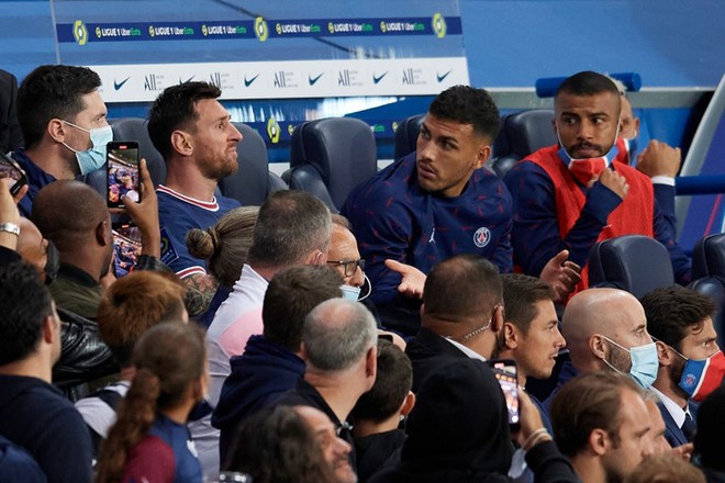 Messi d&iacute;nh li&ecirc;n ho&agrave;n phốt th&aacute;i độ: Hết từ chối bắt tay HLV rồi đến hờ hững với b&agrave;n thắng qu&yacute; gi&aacute; ph&uacute;t 90+3 của đồng đội - Ảnh 1.