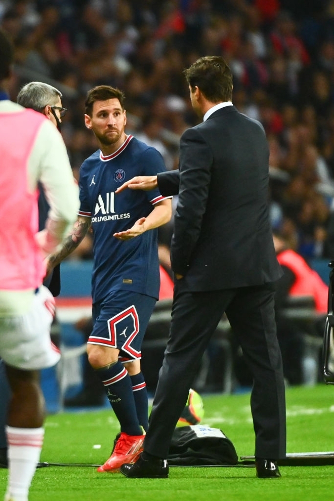 Messi d&iacute;nh li&ecirc;n ho&agrave;n phốt th&aacute;i độ: Hết từ chối bắt tay HLV rồi đến hờ hững với b&agrave;n thắng qu&yacute; gi&aacute; ph&uacute;t 90+3 của đồng đội - Ảnh 2.