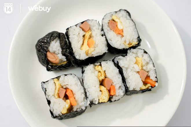 Tự làm kimbab xấu quá, mình thử mua bộ dụng cụ 50k về dùng mà hóa ra đời vẫn không như mơ - Ảnh 11. Tự làm kimbab xấu quá, mình thử mua bộ dụng cụ 50k về dùng mà hóa ra đời vẫn không như mơ - Ảnh 11.