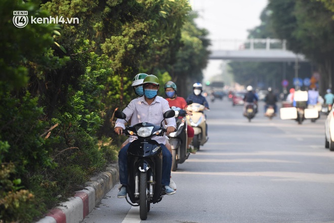 Ảnh: Hà Nội sáng đầu tiên nới lỏng giãn cách xã hội, người dân lại được trải nghiệm đặc sản tắc đường - Ảnh 18. Ảnh: Hà Nội sáng đầu tiên nới lỏng giãn cách xã hội, người dân lại được trải nghiệm đặc sản tắc đường - Ảnh 18.