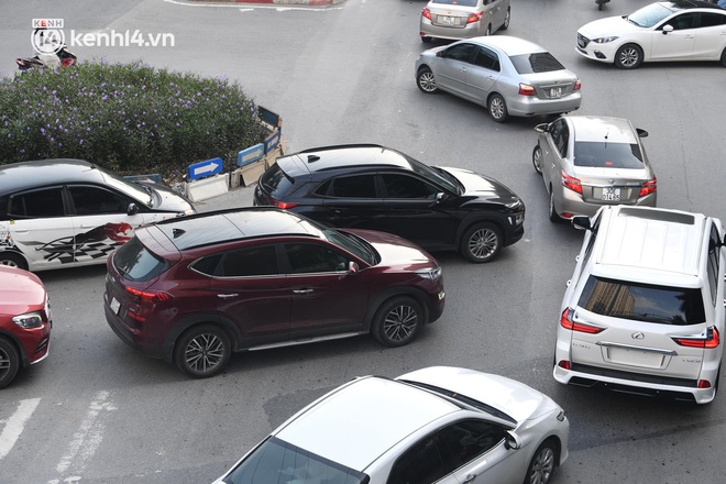 Ảnh: Hà Nội sáng đầu tiên nới lỏng giãn cách xã hội, người dân lại được trải nghiệm đặc sản tắc đường - Ảnh 17. Ảnh: Hà Nội sáng đầu tiên nới lỏng giãn cách xã hội, người dân lại được trải nghiệm đặc sản tắc đường - Ảnh 17.