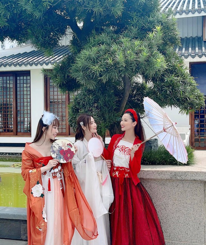 Cứ đến mùa cosplay là trông Quỳnh Nga lại ảo ma Canada, lỗi không phải vì đồ cổ trang, lỗi là do app! - Ảnh 3. Cứ đến mùa cosplay là trông Quỳnh Nga lại ảo ma Canada, lỗi không phải vì đồ cổ trang, lỗi là do app! - Ảnh 3.
