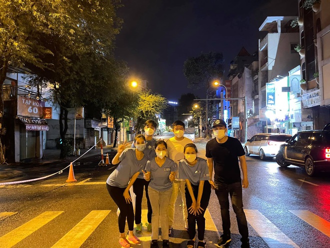 Cả showbiz Việt rộn ràng đón Trung thu: Người làm bánh mì - cày phim sưng mắt, riêng bà trùm Hoa hậu chơi lớn lao ra đường! - Ảnh 19. Cả showbiz Việt rộn ràng đón Trung thu: Người làm bánh mì - cày phim sưng mắt, riêng bà trùm Hoa hậu chơi lớn lao ra đường! - Ảnh 19.