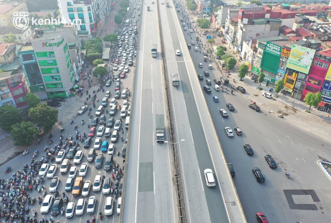 Ảnh: Hà Nội sáng đầu tiên nới lỏng giãn cách xã hội, người dân lại được trải nghiệm đặc sản tắc đường - Ảnh 3. Ảnh: Hà Nội sáng đầu tiên nới lỏng giãn cách xã hội, người dân lại được trải nghiệm đặc sản tắc đường - Ảnh 3.