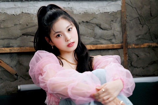 Chưa ra mắt, 1 nữ thực tập sinh đã được Knet khó tính gọi là nữ thần Kpop thế hệ Gen Z, nhìn 3 bức ảnh hiếm hoi là đủ hiểu - Ảnh 4. Chưa ra mắt, 1 nữ thực tập sinh đã được Knet khó tính gọi là nữ thần Kpop thế hệ Gen Z, nhìn 3 bức ảnh hiếm hoi là đủ hiểu - Ảnh 4.