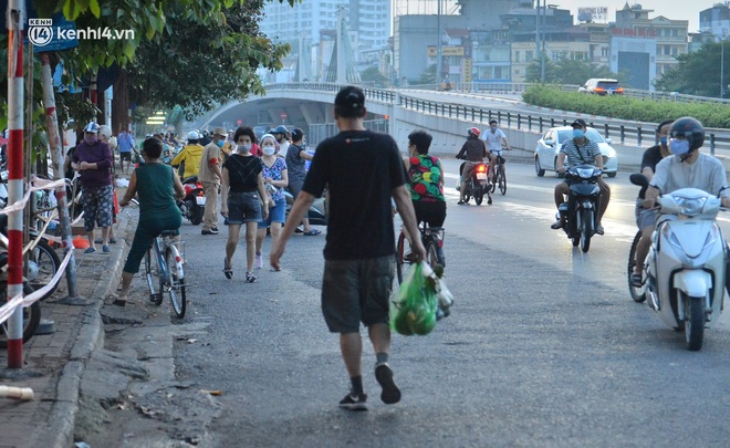 Ảnh: Hà Nội vừa nới lỏng giãn cách xã hội, người dân ra đường từ tờ mờ sáng, chợ dân sinh tấp nập người mua kẻ bán - Ảnh 4.