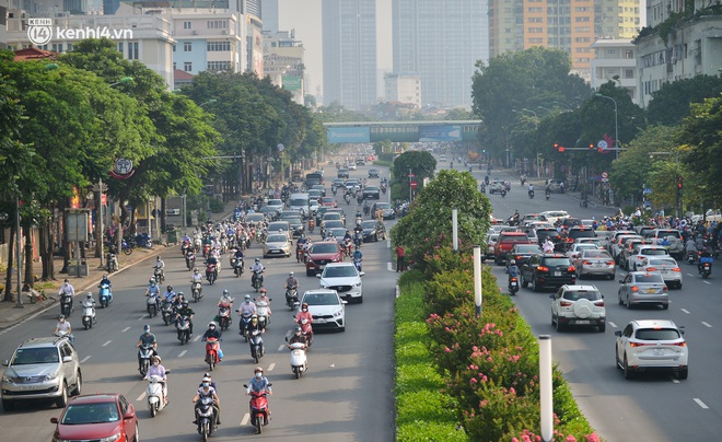 Ảnh: Hà Nội sáng đầu tiên nới lỏng giãn cách xã hội, người dân lại được trải nghiệm đặc sản tắc đường - Ảnh 12. Ảnh: Hà Nội sáng đầu tiên nới lỏng giãn cách xã hội, người dân lại được trải nghiệm đặc sản tắc đường - Ảnh 12.
