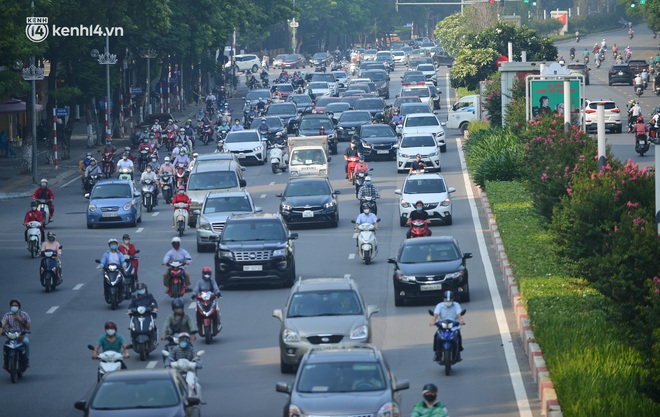 Ảnh: Hà Nội sáng đầu tiên nới lỏng giãn cách xã hội, người dân lại được trải nghiệm đặc sản tắc đường - Ảnh 19. Ảnh: Hà Nội sáng đầu tiên nới lỏng giãn cách xã hội, người dân lại được trải nghiệm đặc sản tắc đường - Ảnh 19.