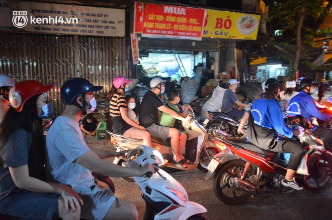 Người dân Hà Nội đổ ra đường đón Tết Trung thu đặc biệt giữa dịch Covid-19 - Ảnh 1. Người dân Hà Nội đổ ra đường đón Tết Trung thu đặc biệt giữa dịch Covid-19 - Ảnh 1.