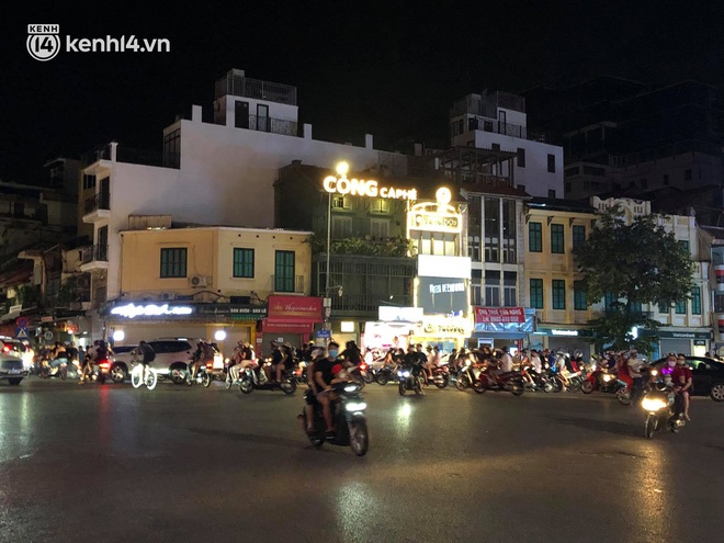 Người dân Hà Nội đổ ra đường đón Tết Trung thu đặc biệt giữa dịch Covid-19 - Ảnh 12. Người dân Hà Nội đổ ra đường đón Tết Trung thu đặc biệt giữa dịch Covid-19 - Ảnh 12.