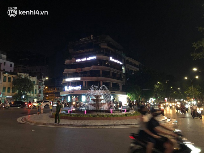 Người dân Hà Nội đổ ra đường đón Tết Trung thu đặc biệt giữa dịch Covid-19 - Ảnh 11. Người dân Hà Nội đổ ra đường đón Tết Trung thu đặc biệt giữa dịch Covid-19 - Ảnh 11.