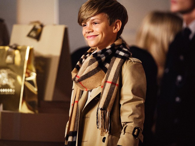 2 lần Romeo Beckham làm mẫu khuấy đảo MXH: 11 tuổi đã hóa mẫu nhí đầy khí chất cho nhà mốt lớn, 19 tuổi lột xác thành soái ca sexy - Ảnh 4.