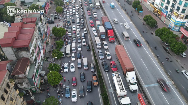 Ảnh: Nhiều tuyến đường Hà Nội tắc cứng giờ tan tầm trong ngày đầu mở lại nhiều dịch vụ - Ảnh 6. Ảnh: Nhiều tuyến đường Hà Nội tắc cứng giờ tan tầm trong ngày đầu mở lại nhiều dịch vụ - Ảnh 6.