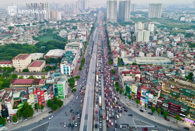 Ảnh: Nhiều tuyến đường Hà Nội tắc cứng giờ tan tầm trong ngày đầu mở lại nhiều dịch vụ - Ảnh 1. Ảnh: Nhiều tuyến đường Hà Nội tắc cứng giờ tan tầm trong ngày đầu mở lại nhiều dịch vụ - Ảnh 1.